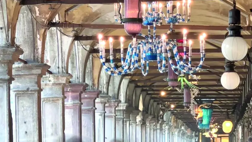 I lampadari dell’edizione 2023 lungo le Procuratie Vecchie