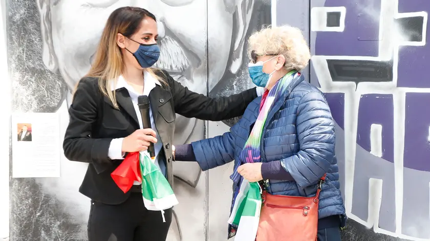 La figlia del giudice Pavone e la zia di Cristina Pavesi davanti al murale (foto Lorenzo Pòrcile)