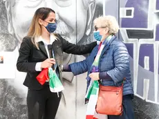 La figlia del giudice Pavone e la zia di Cristina Pavesi davanti al murale (foto Lorenzo Pòrcile)