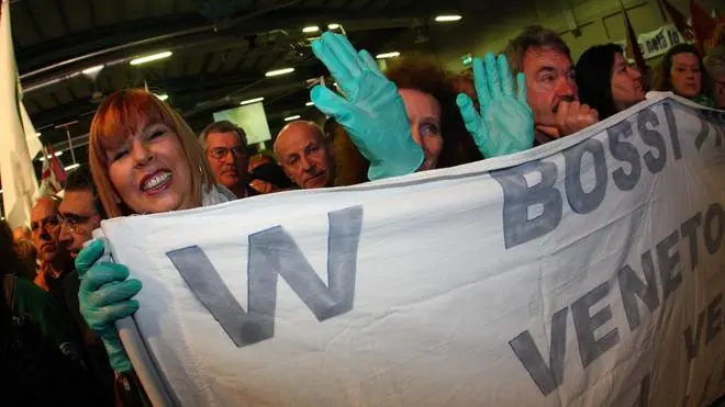 I militanti della Lega Nord mostrano striscioni inneggianti Bossi e Lega Nord durante gli interventi dei leader leghisti alla Festa dell'Orgoglio Padano tenuta presso la Fiera di Bergamo, 10 aprile 2012. ANSA/PAOLO MAGNI