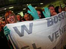 I militanti della Lega Nord mostrano striscioni inneggianti Bossi e Lega Nord durante gli interventi dei leader leghisti alla Festa dell'Orgoglio Padano tenuta presso la Fiera di Bergamo, 10 aprile 2012. ANSA/PAOLO MAGNI