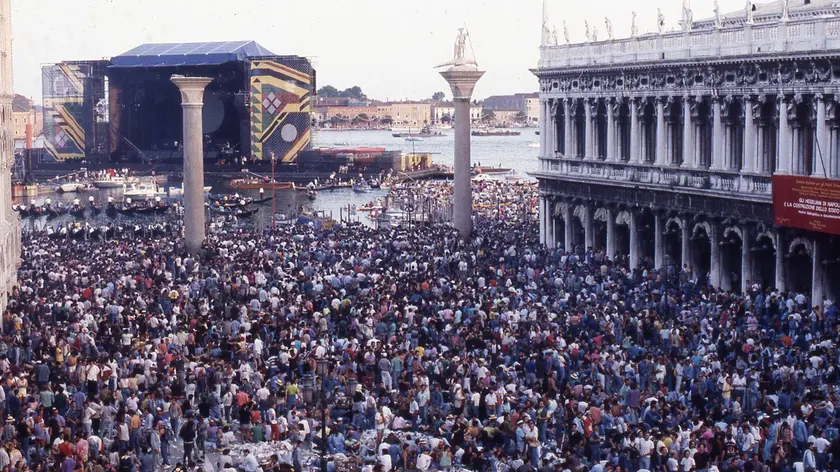 Il mega-concerto dei Pink Floyd il 14 luglio 1989, con il palco galleggiante in Bacino di San Marco, entrato nella storia del rock