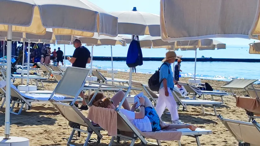 Una massaggiatrice abusiva in spiaggia a Jesolo