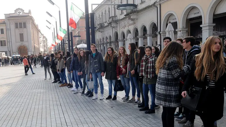 SAN DONA' DI P. - DINO TOMMASELLA - COLUCCI- SCIOPERO STUDENTI DEL LICEO MONTALE - LA CATENA UMANA IN PIAZZA