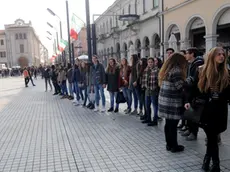 SAN DONA' DI P. - DINO TOMMASELLA - COLUCCI- SCIOPERO STUDENTI DEL LICEO MONTALE - LA CATENA UMANA IN PIAZZA