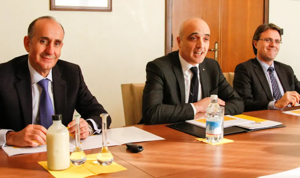 Agenzia Candussi, giornalista Favarato. Conferenza stampa Raffineria Eni in via dei Petroli Marghera. nella foto da sinistra: ing.Giacomo Rispoli, Paolo Grossi e Ing Michele Viglianisi