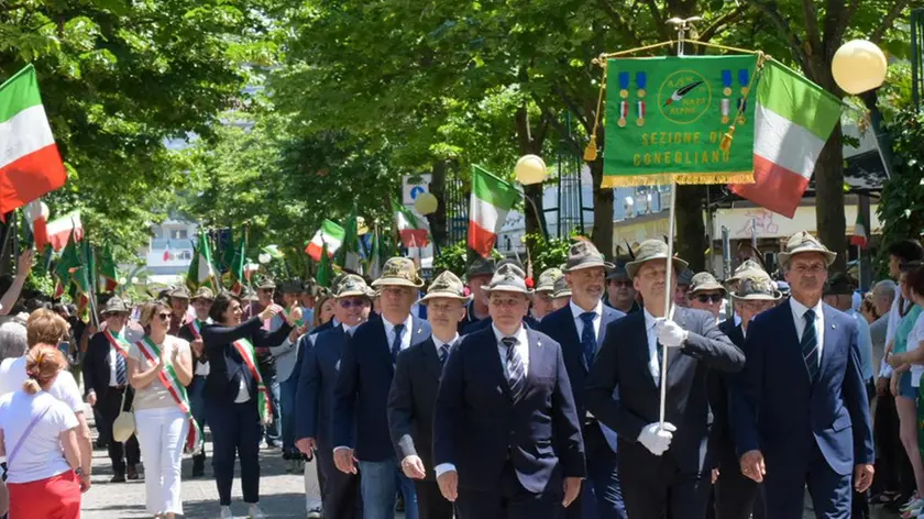 Un momento della sfilata al Raduno Triveneto degli Alpini