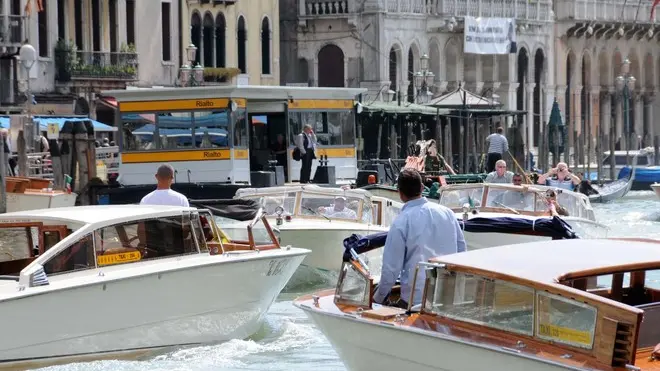 Interpress/Mazzega Vitucci Venezia, 27.05.2013.- Traffico di Taxi in Canal Grande.-