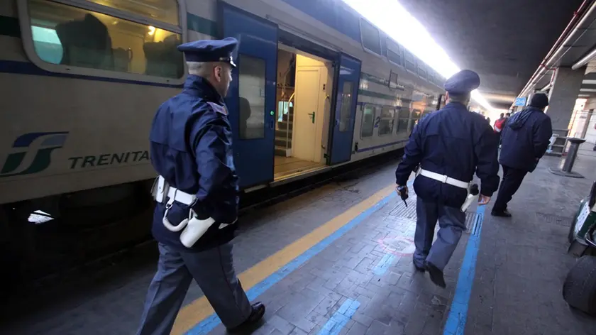 Agenti controllano che i passeggeri scendano dai convogli cancellati