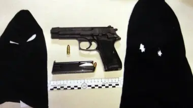 La pistola Berardinelli 9X21 e i due passamontagna sequestrati dalla polizia ai banditi dopo la tentata rapina finita nel sangue