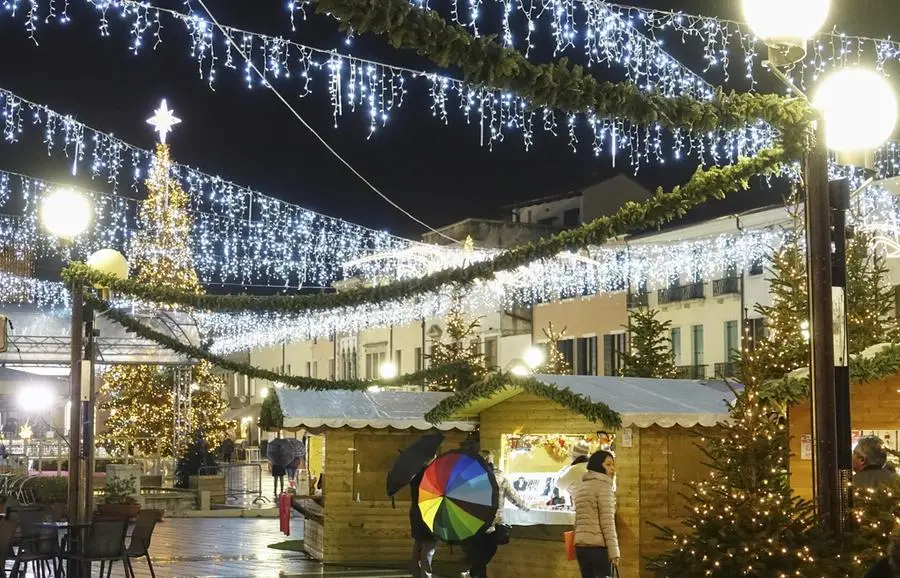 Albero e luminarie rendono magica piazza Ferretto a Mestre