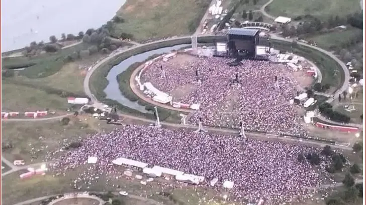 L'incredibile colpo d'occhio per il concerto dei Pinguini tattici nucleari a Mestre