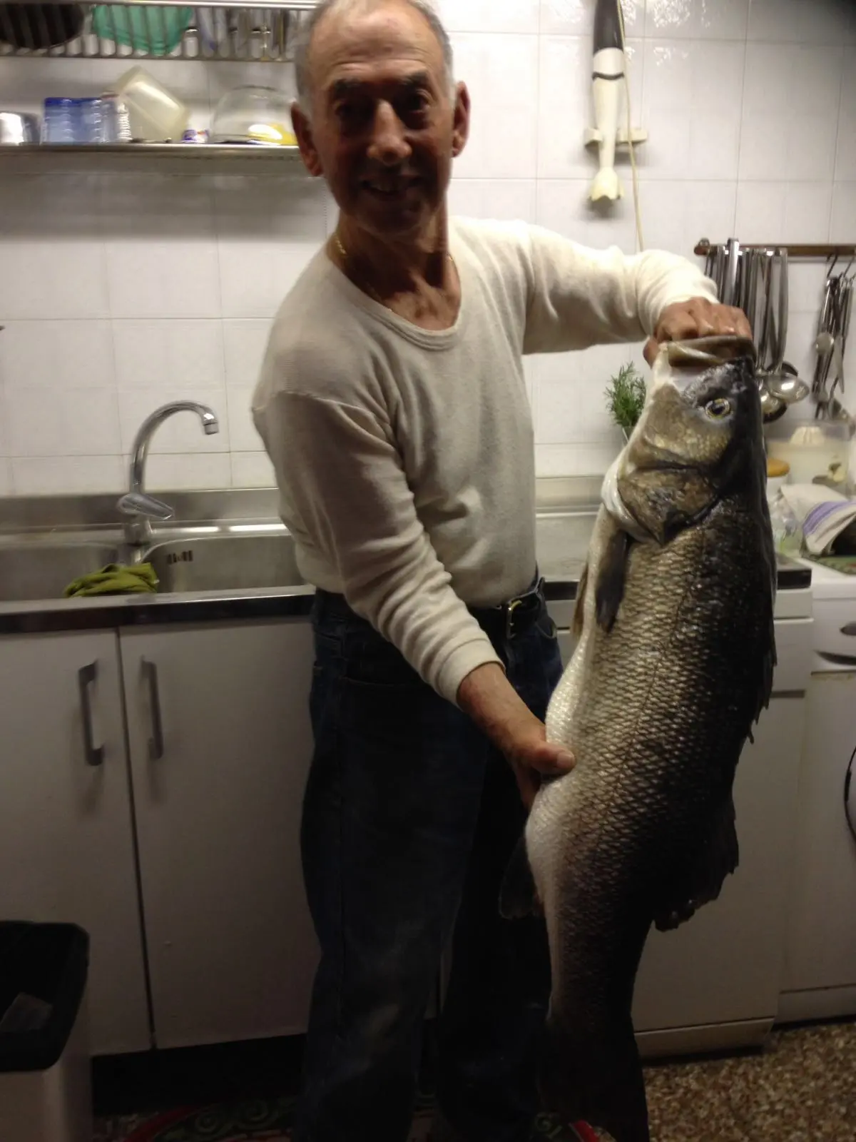 Sergio Femio con il branzino che è risultato pesare 11 chili