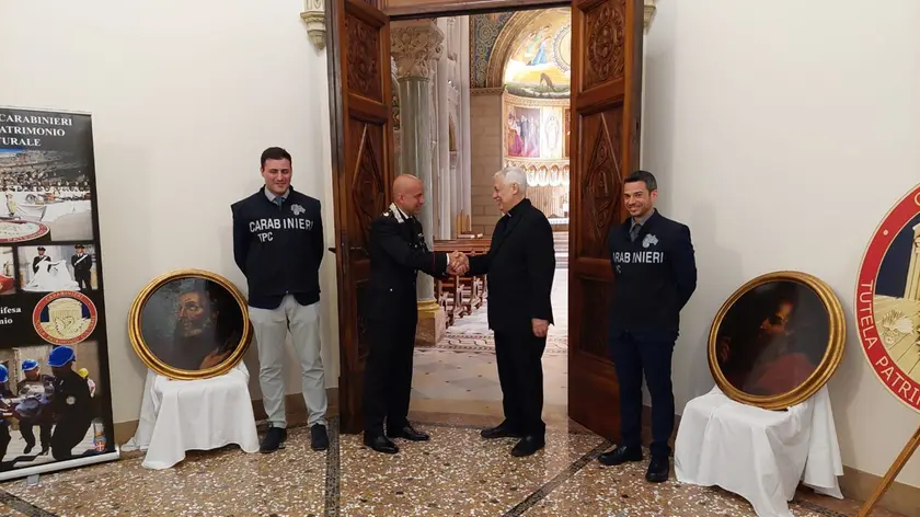 Il momento della riconsegna dei due dipinti ai Gesuiti