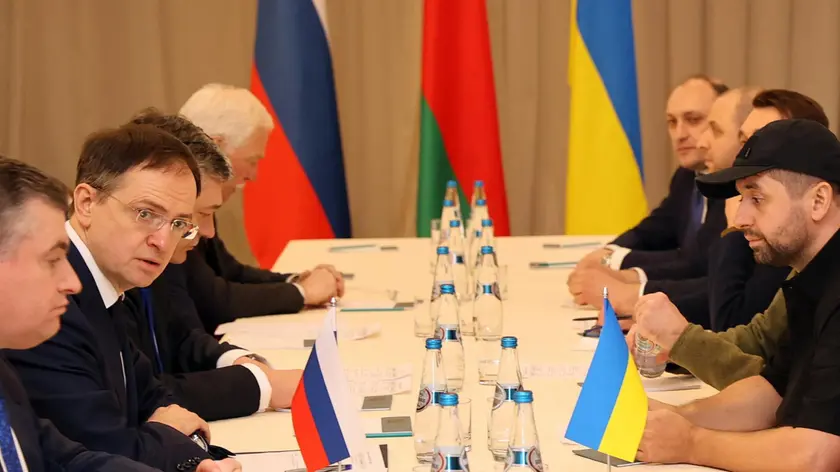 Medinskij, il secondo da sinistra, durante uno dei primi incontri tra le delegazioni russa e ucraina dopo l’invasione della Russia ordinata da Putin