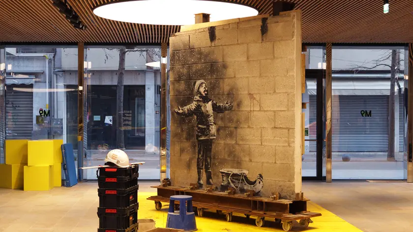 Uno dei tre muri di Banksy già svelato all’ingresso del museo M9 di Mestre