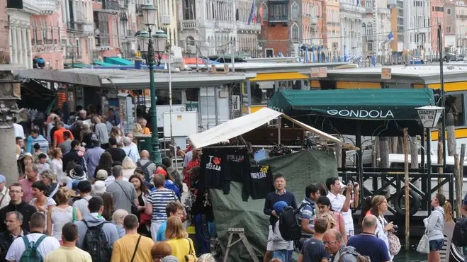 Interpress/Mazzega Tantucci Venezia, 16.08.2014.- Turismo a Venezia.- Nella foto a Rialto