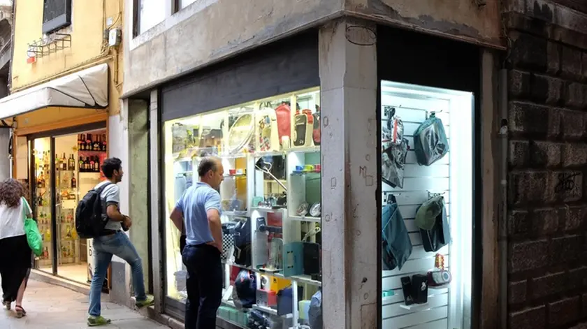 Interpress/Mazzega Mion Venezia, 30.06.2014.- Negozio "Vespa" tra il Ponte di Rialto e Campo San Bartolomio , San Marco 509.-