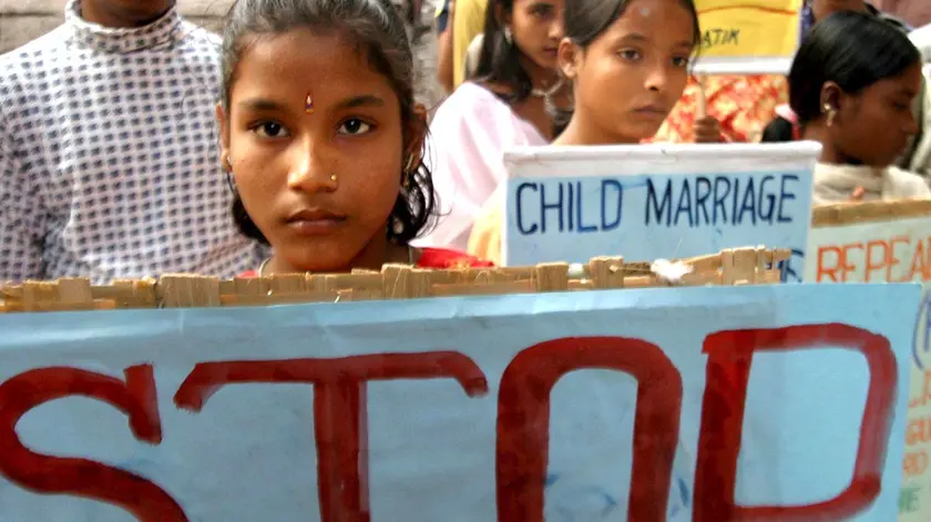 20090913 - CALCUTTA - POL - YEMEN: MOGLIE BAMBINA MUORE DI PARTO A 12 ANNI - Una manifestazione di protesta contro i matrimoni di bambine a Calcutta l'8 dicembre 2006. In Yemen una moglie-bambina e' morta di parto a 12 anni, lo denuncia un gruppo per la difesa dei diritti umani yemeniti. La piccola era stata ritirata da scuola a 11 anni per darla in sposa. E' morta venerdi' per un'emorragia. Morto anche il bambino. ANSA/EPA/PIYAL ADHIKARY/ARCHIVIO/GID