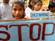 20090913 - CALCUTTA - POL - YEMEN: MOGLIE BAMBINA MUORE DI PARTO A 12 ANNI - Una manifestazione di protesta contro i matrimoni di bambine a Calcutta l'8 dicembre 2006. In Yemen una moglie-bambina e' morta di parto a 12 anni, lo denuncia un gruppo per la difesa dei diritti umani yemeniti. La piccola era stata ritirata da scuola a 11 anni per darla in sposa. E' morta venerdi' per un'emorragia. Morto anche il bambino. ANSA/EPA/PIYAL ADHIKARY/ARCHIVIO/GID