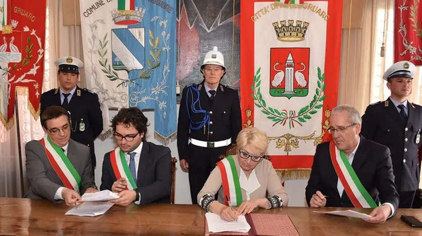 VATRELLA - DINO TOMMASELLA - PORTOGRUARO - FIRMA PROTOCOLLO INTESA POLIZIE LOCALI FRA (DA SX) GRUARO GASPAROTTO; CINTO FALCOMER;PORTOGRUARO SENATORE; CONCORDIA ODORICO. + COMANDANTE POLIZIA LOCALE PORTOGRUARO COLUSSI