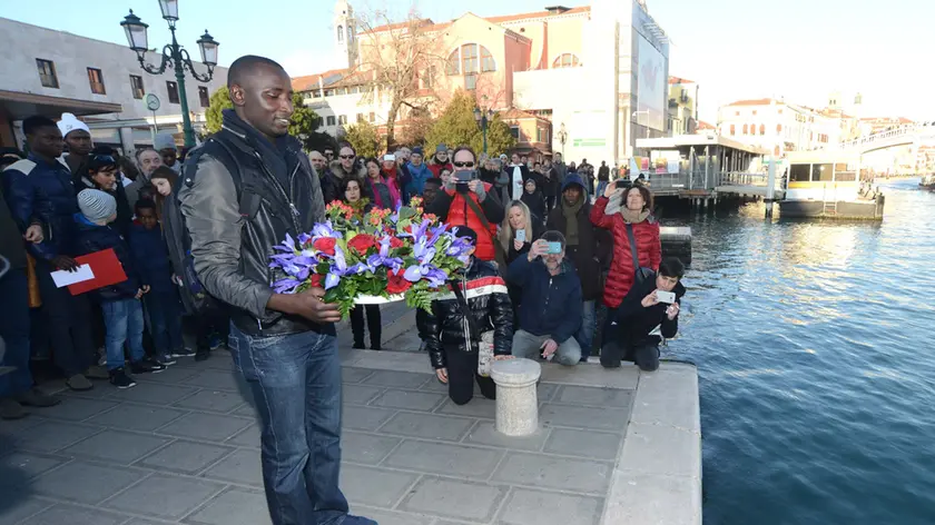 Il cugino di Pateh getta la corona di fiori in Canal Grande