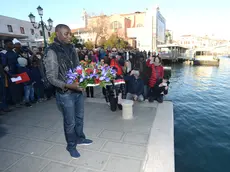 Il cugino di Pateh getta la corona di fiori in Canal Grande