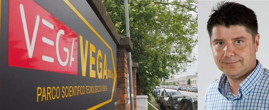 Angelo De Bortoli, biologo della Experteam srl, e l'ingresso del centro Vega a Marghera
