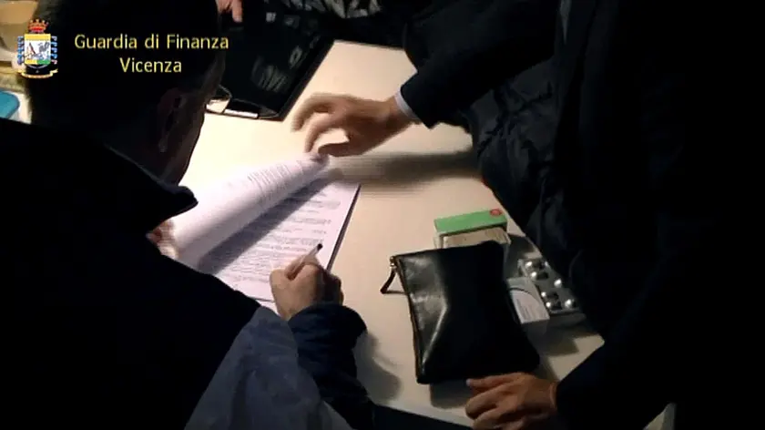 Un fermo immagine tratto da un video della guardia di Finanza mostra una slide della maxi frode, con un giro di fatture per operazioni inesistenti per 930 milioni di euro, scoperta dalla Guardia di Finanza di Vicenza e che ha portato all'emissione di 29 provvedimenti cautelari - 18 in carcere e 11 ai domiciliari - e a indagare a piede libero altre 218 persone, tutte italiane tranne un serbo residente da tempo a Vicenza. ANSA/GUARDIA DI FINANZA - EDITORIAL USE ONLY