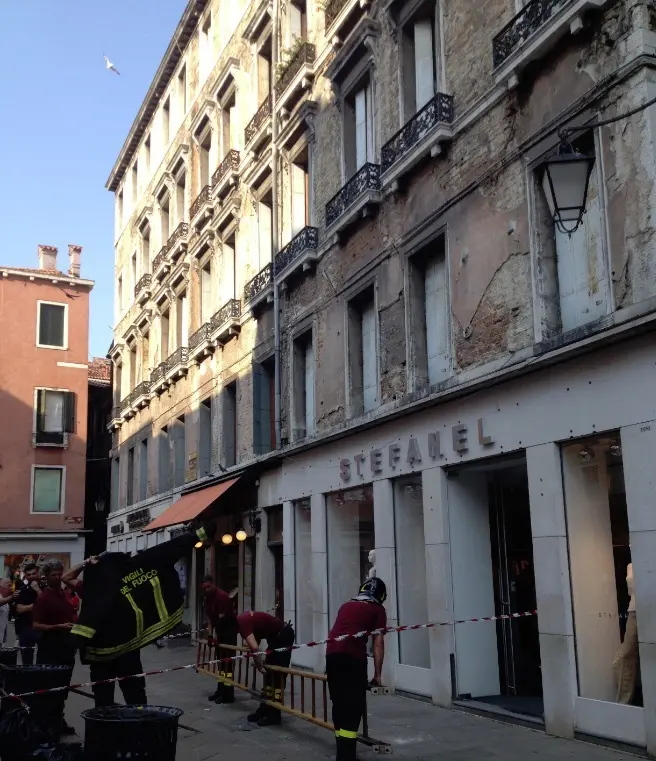 Pompieri in azione in campo San Bortolo