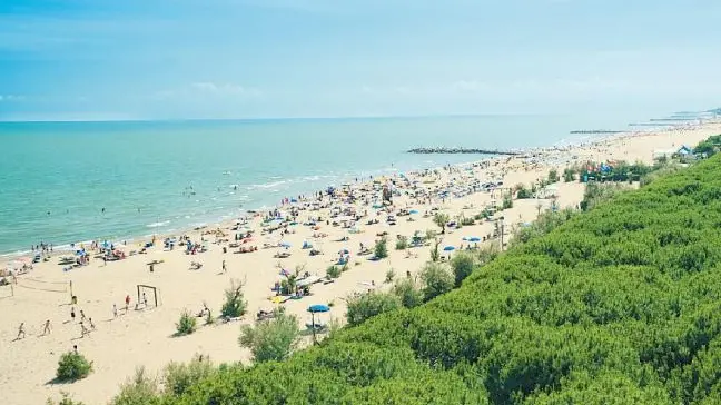 Un’immagine dall’alto della spiaggia di Cavallino-Treporti: l’ultima stagione turistica è stata da record