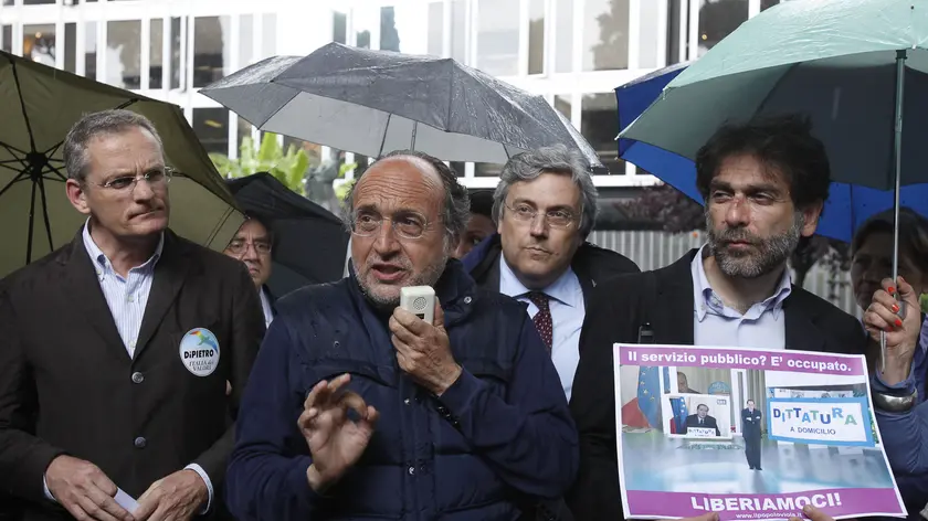 Stefano Pedica (Idv), Beppe Giulietti, Carlo Verna e Gianfranco Mascia durante il sit in davanti alla sede Rai a viale Mazzini per chiedere il rispetto della par condicio e un intervento adeguato da parte dell'Agcom dopo gli interventi del premier Silvio Berlusconi in televisione, oggi 23 maggio 2011 a Roma. ANSA/ALESSANDRO DI MEO