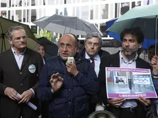 Stefano Pedica (Idv), Beppe Giulietti, Carlo Verna e Gianfranco Mascia durante il sit in davanti alla sede Rai a viale Mazzini per chiedere il rispetto della par condicio e un intervento adeguato da parte dell'Agcom dopo gli interventi del premier Silvio Berlusconi in televisione, oggi 23 maggio 2011 a Roma. ANSA/ALESSANDRO DI MEO