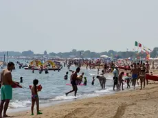 DE POLO - DINO TOMMASELLA - BIBIONE - LA SPIAGGIA INVASA DAI BAGNANTI