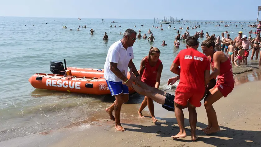 Un intervento di soccorso dei bagnini in spiaggia a Jesolo