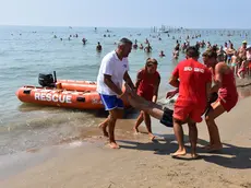 Un intervento di soccorso dei bagnini in spiaggia a Jesolo