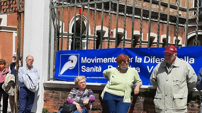 La manifestazione di venerdì davanti al Giustinian
