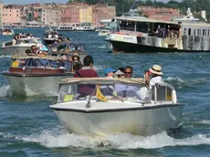 Interpress\M.Tagliapietra Venezia 20.06.2018.- Traffico e moto ondoso in Canal Grande