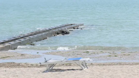 LAZZARINI FGAVAGNIN 13.30 PORTO S. MARGHERITA ITALO PELLIZZER DEC PER MALORE IN SPIAGGIA LETTINI DOVE E' STATO ADAGIATO IN ATTESA DELL'ARRIVO DEL 118