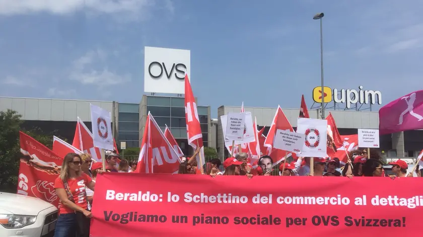 La protesta dei lavoratori davanti all'Ovs di Marcon