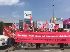 La protesta dei lavoratori davanti all'Ovs di Marcon