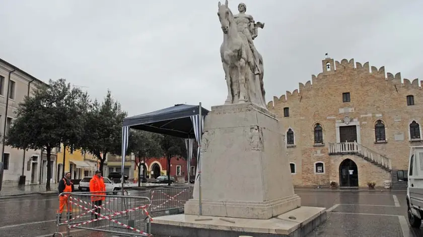 DEPOLO FGAVAGNIN PORTOGRUARO MONUMENTO PULITO DOPO L'ATTO VANDALICO DI IERI