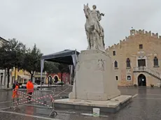 DEPOLO FGAVAGNIN PORTOGRUARO MONUMENTO PULITO DOPO L'ATTO VANDALICO DI IERI