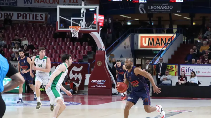 Un'azione di Reyer-Joventut Badalona (foto Agenzia Pòrcile)