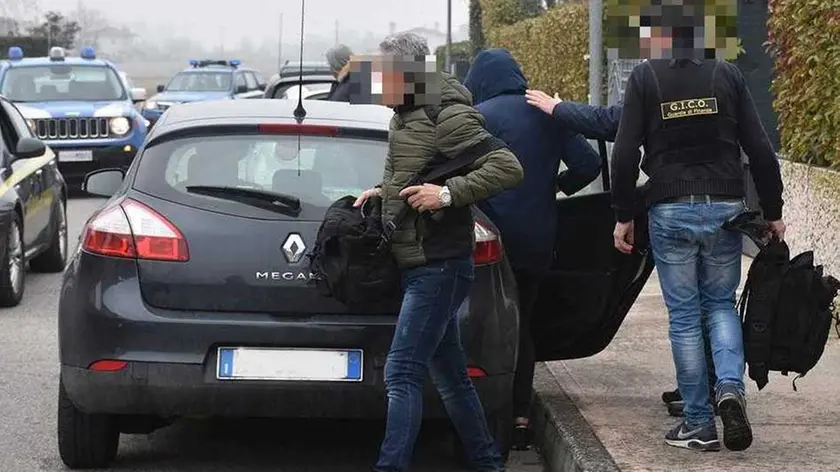 SCATTOLIN - DINO TOMMASELLA - ERACLEA - BLITZ DELLE FORZE DELL'ORDINE NELLE ABITAZIONI DEI DONADIO - UNO DEI DONADIO VIENE CARICATO IN MACCHINA