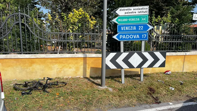 La bici del ciclista 60enne rimasto ucciso (foto Agenzia Pòrcile)