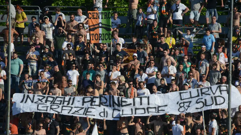 La curva sud al Penzo (foto Interpress)
