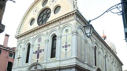 L’ingresso dell’asilo è adiacente alla chiesa dei Miracoli
