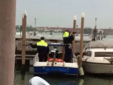 L'equipaggio dei vigili urbani mimetizzato dietro la darsena di San Francesco della Vigna sul canale delle Fondamente Nove