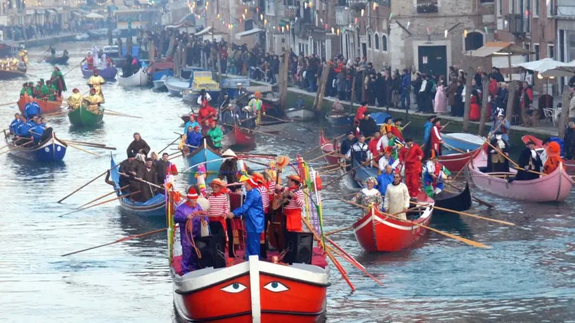 AGOSTINI VENEZIA,11,02,2007- CARNEVALE DI VENEZIA-SFILATA DI BARCHE CON "OMBRE E CICHETTI IN FONDAMENTA CANNAREGGIO.. INTERPRES -